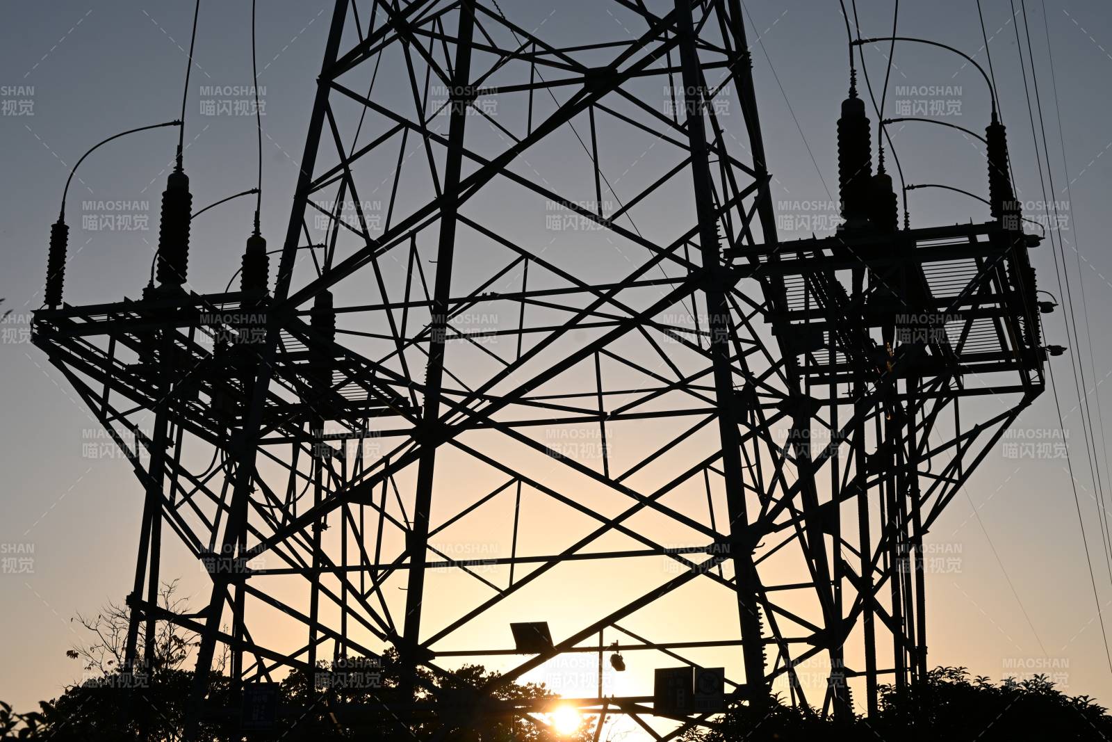夕阳下的高压电塔