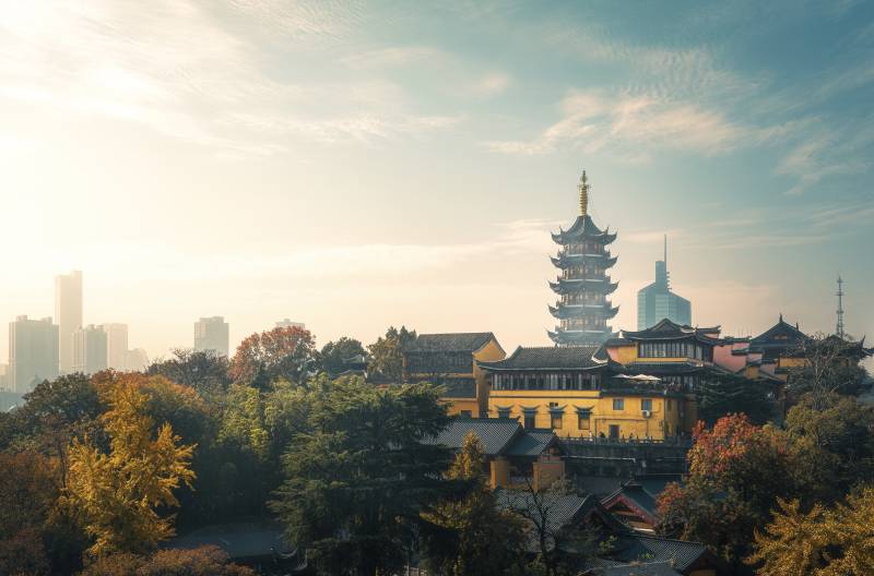 南京鸡鸣寺古塔映城景