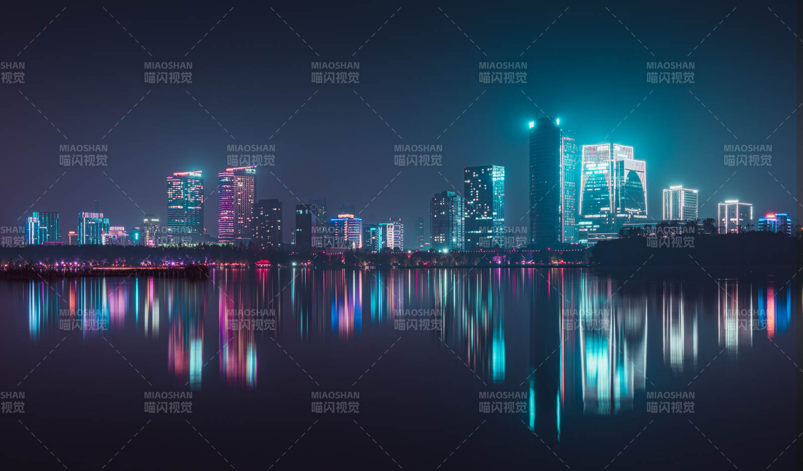 南京玄武湖夜景城市倒影