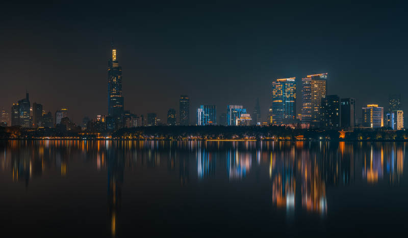 南京玄武湖夜幕下的城市倒影