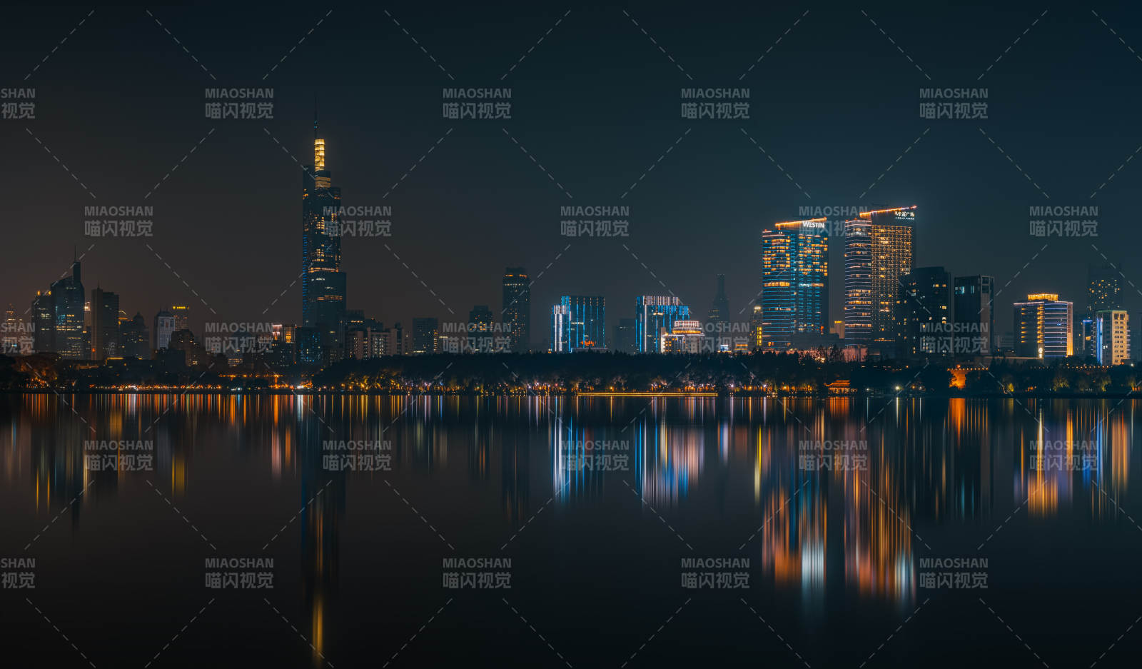 南京玄武湖夜幕下的城市倒影