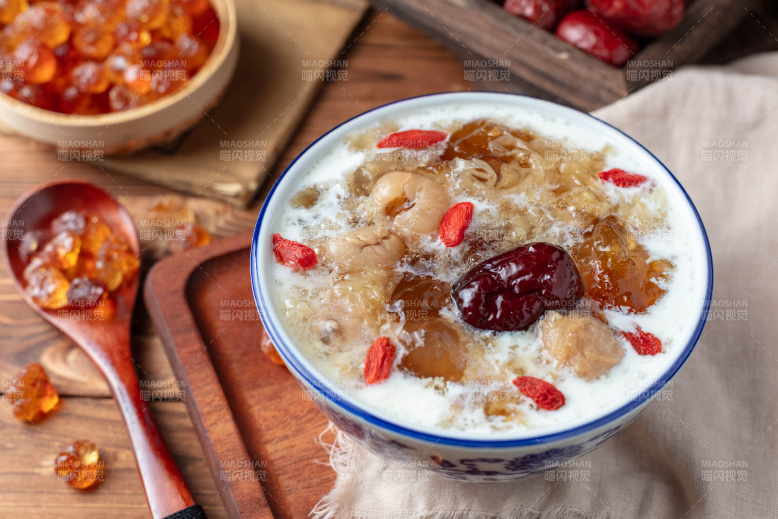 桂圆红枣桃胶炖奶