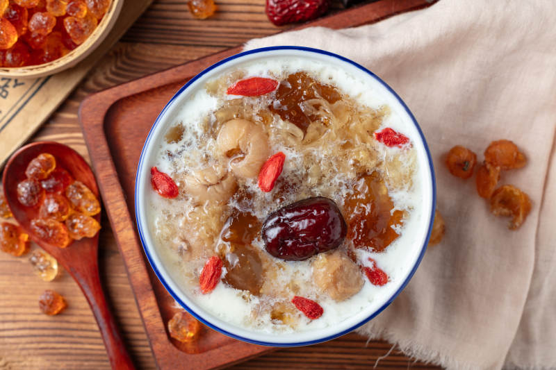 桂圆红枣桃胶炖奶