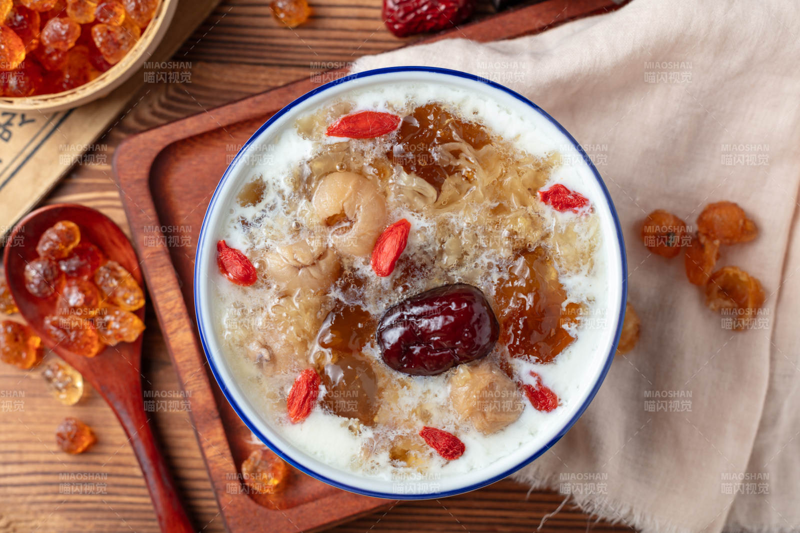 桂圆红枣桃胶炖奶