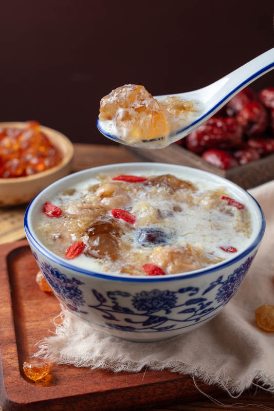 桂圆红枣桃胶炖奶