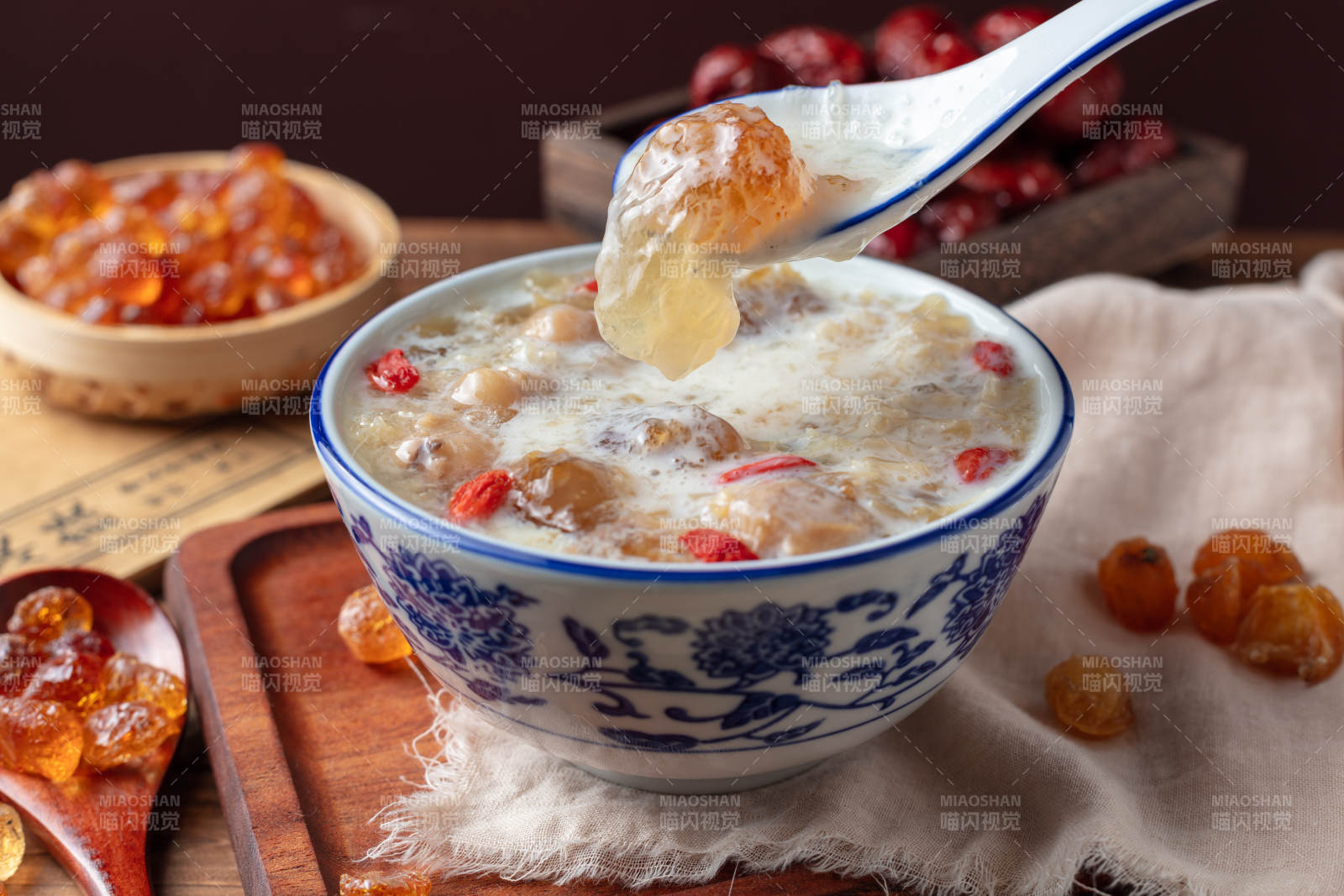 桂圓紅棗桃膠燉奶