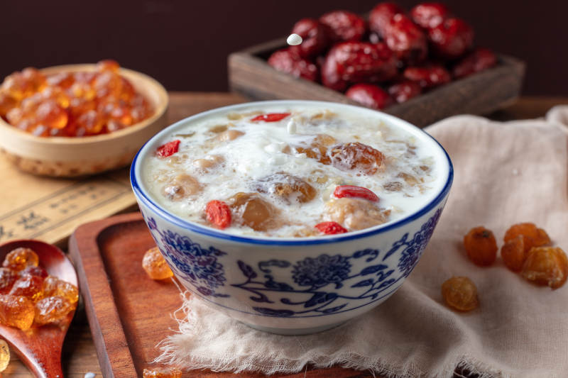 桂圆红枣桃胶炖奶