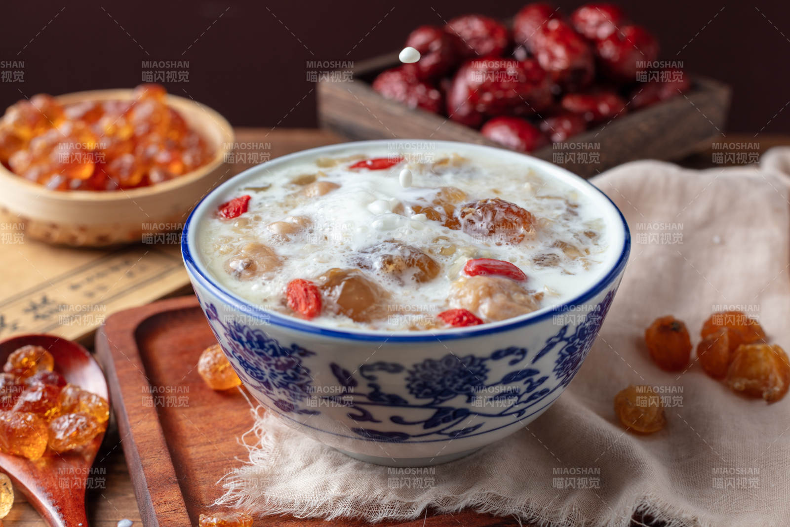 桂圆红枣桃胶炖奶