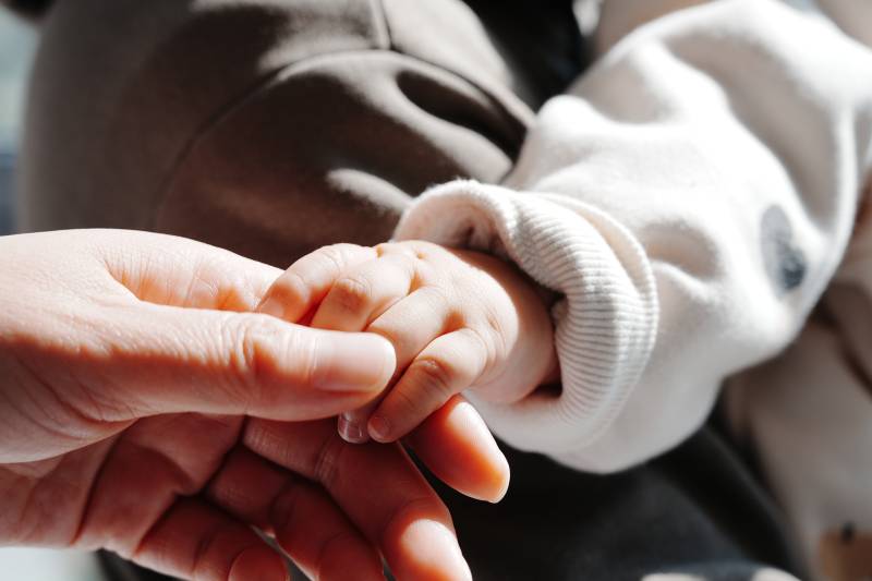 牵手的温暖瞬间