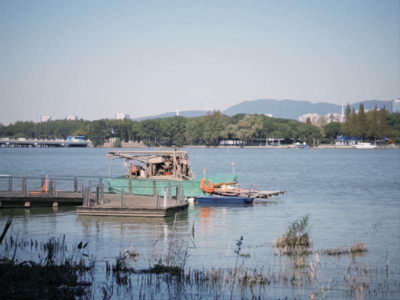 无锡蠡湖湖畔停泊的渔船