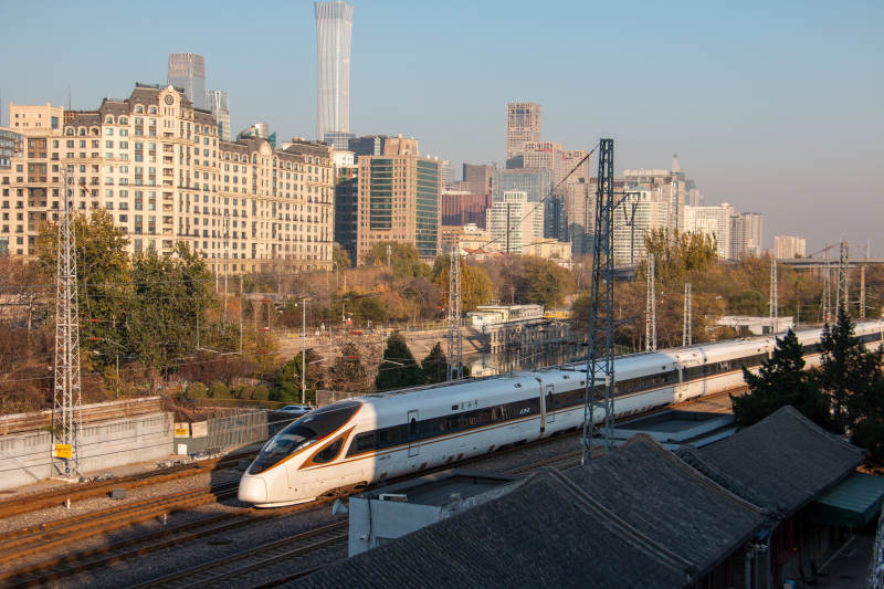 北京城市高铁疾驰而过