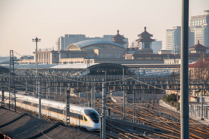 高铁驶过北京站