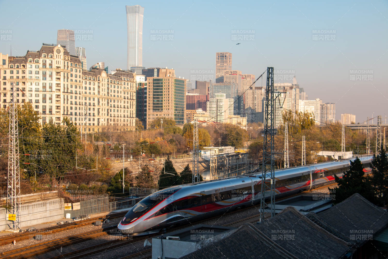 北京城市高铁疾驰而过