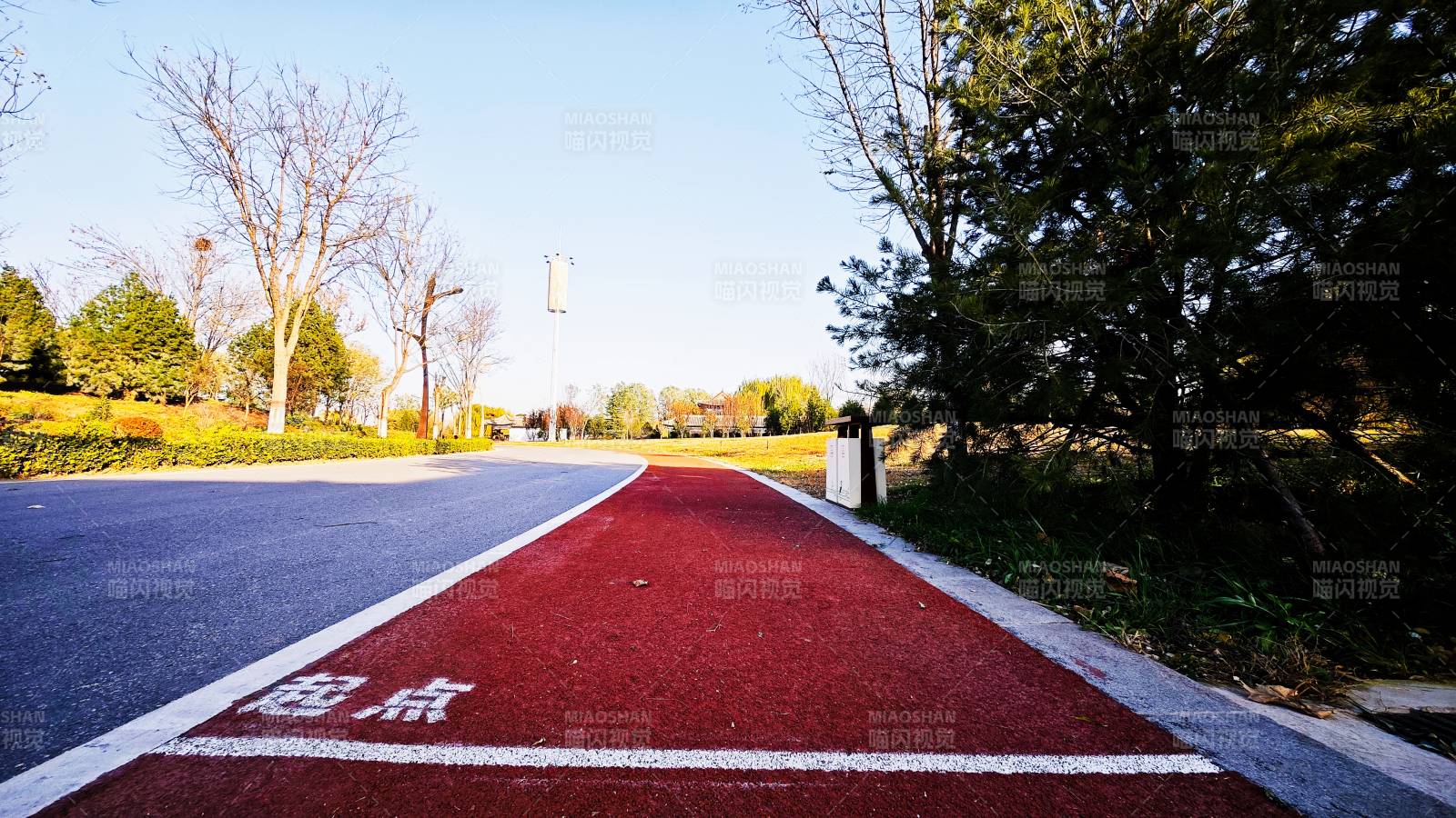 红色跑道延伸远方