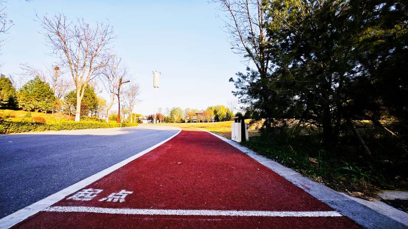 红色跑道延伸远方