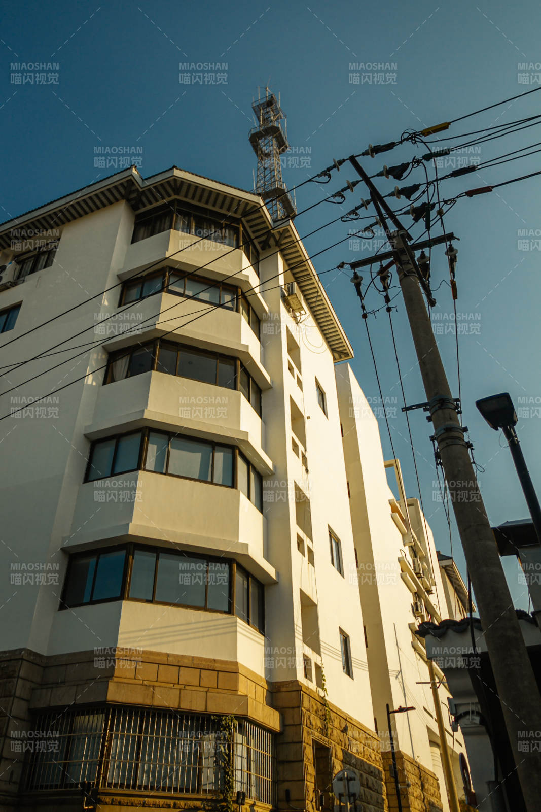 城市建筑与电线杆