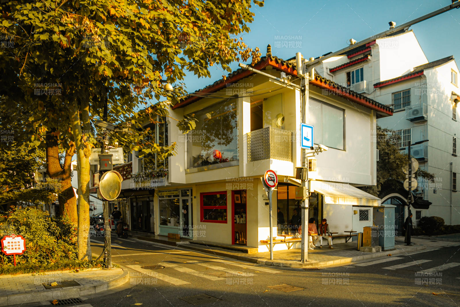 大石头巷一脚上的小店秋日景