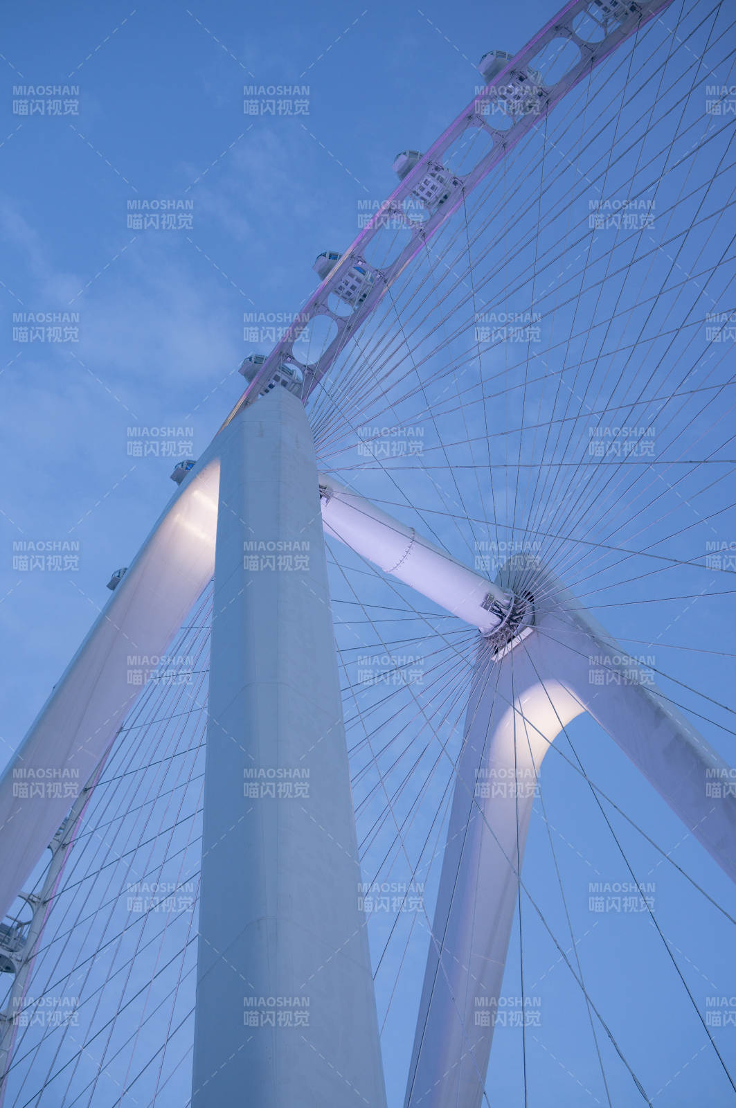 摩天轮仰视图