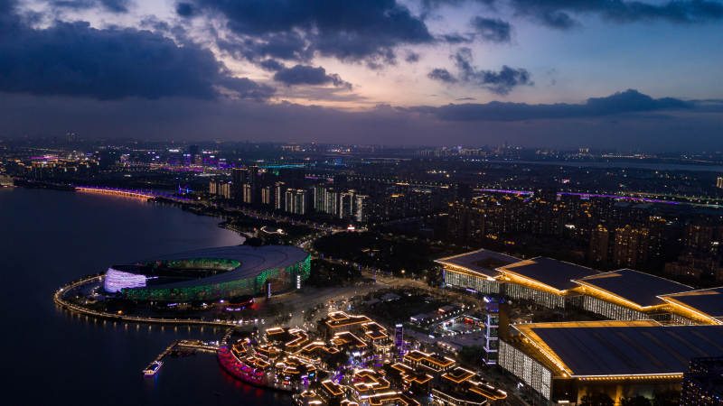 夜幕下的苏州博览中心城市风光