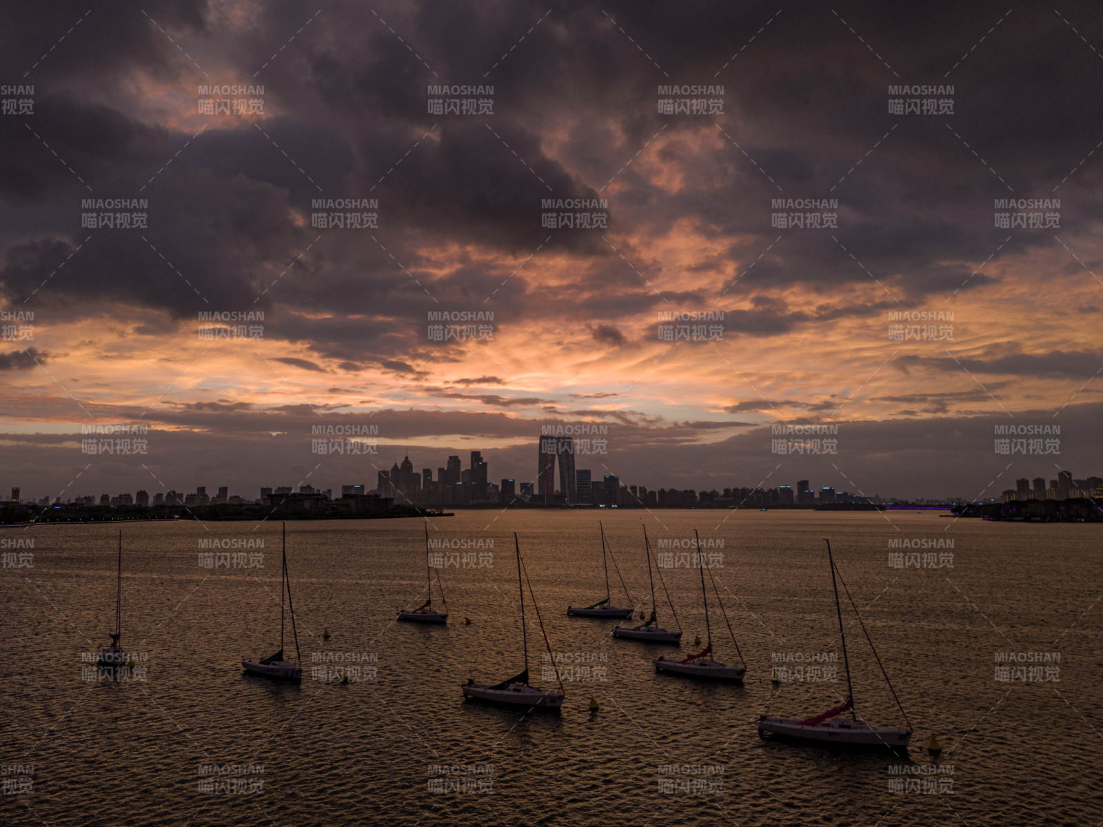 暮色中的金鸡湖西岸城市帆影