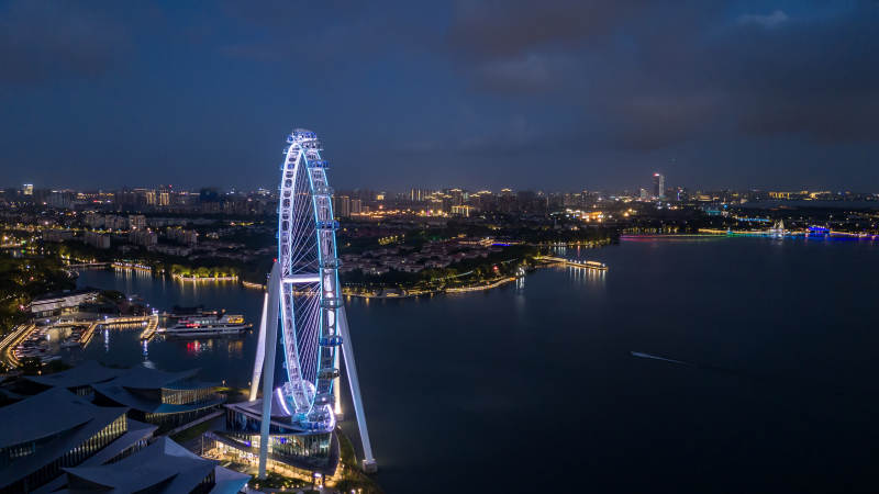 夜幕下的苏州之眼摩天轮和金鸡湖西湖岸线