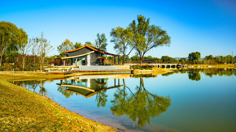 北京玉河湿地公园湖畔亭影