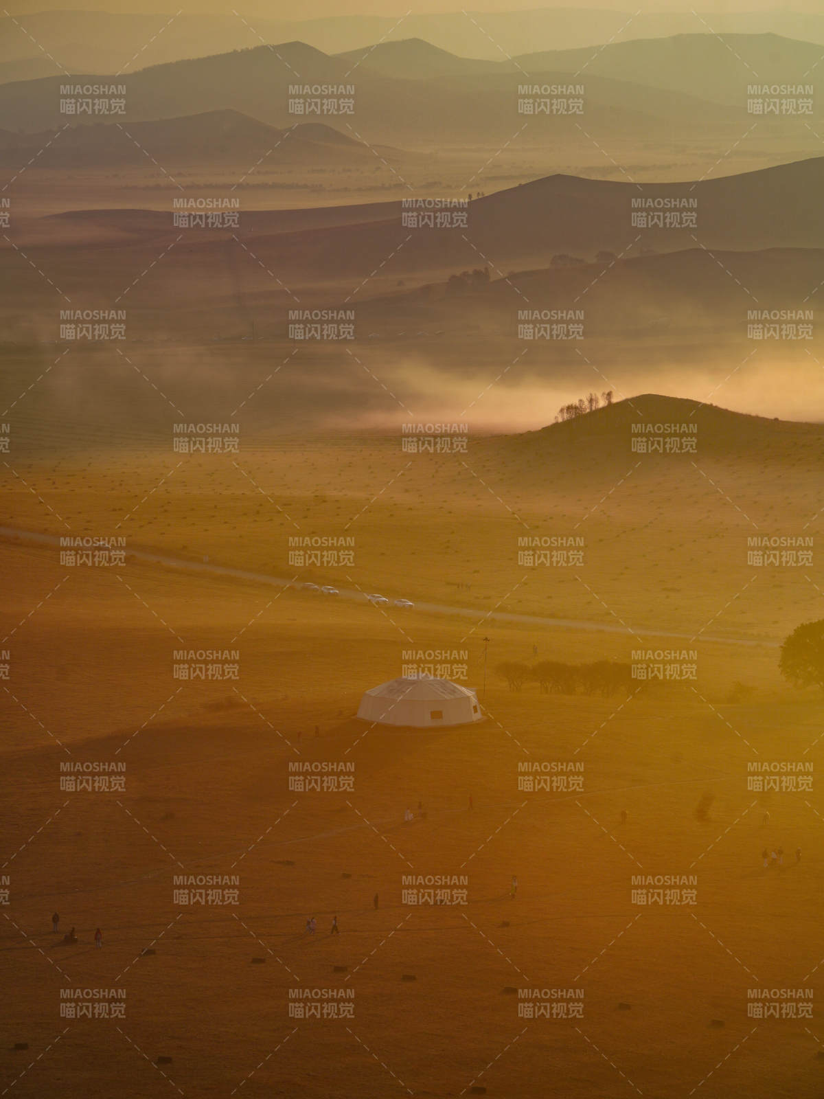 日出晨曦中的蒙古包