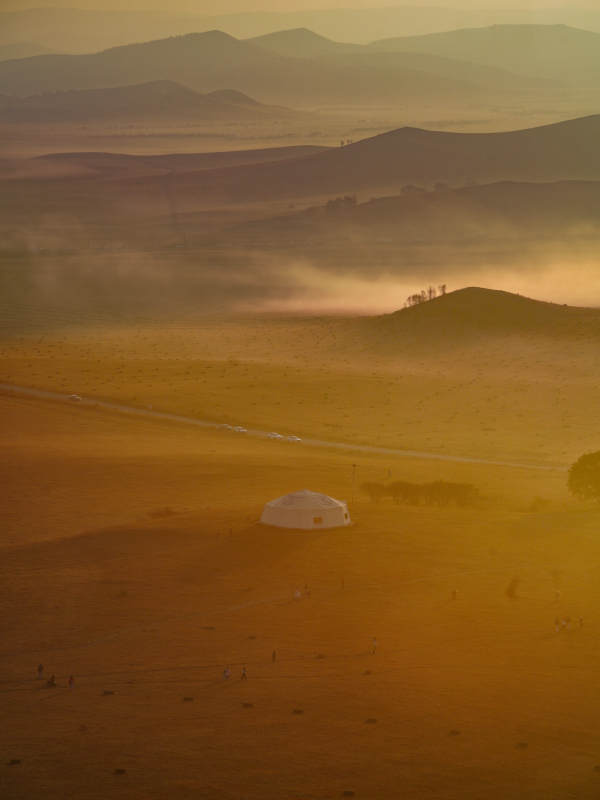 日出晨曦中的蒙古包