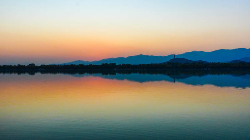 颐和园昆明湖湖光山色映晚霞