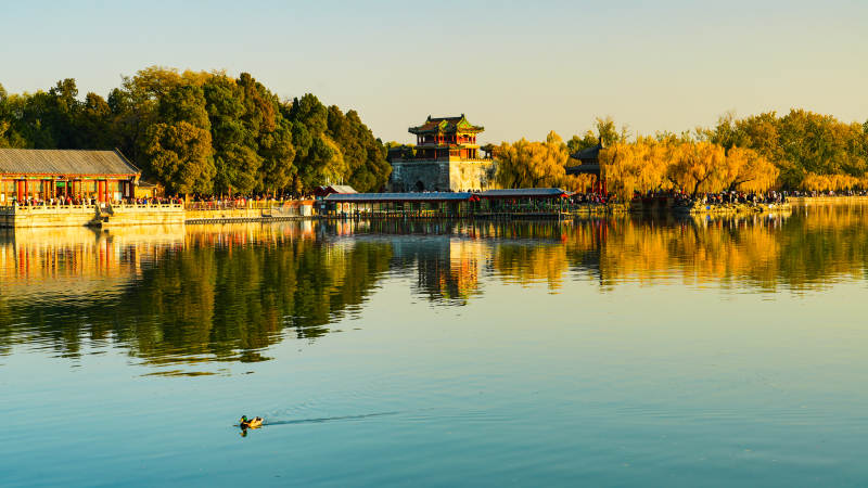 颐和园昆明湖湖光秋色映古塔