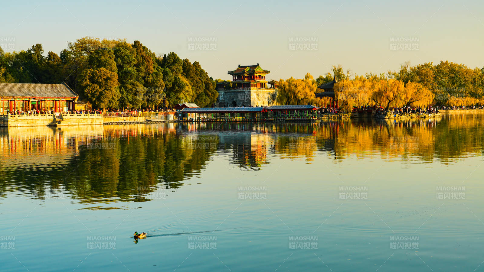 颐和园昆明湖湖光秋色映古塔