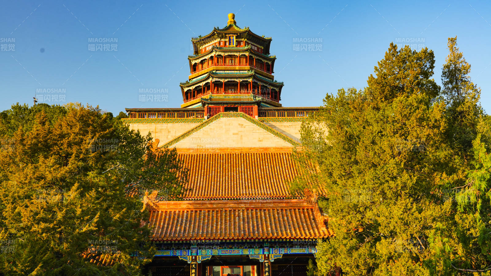 颐和园佛香阁高大宏伟