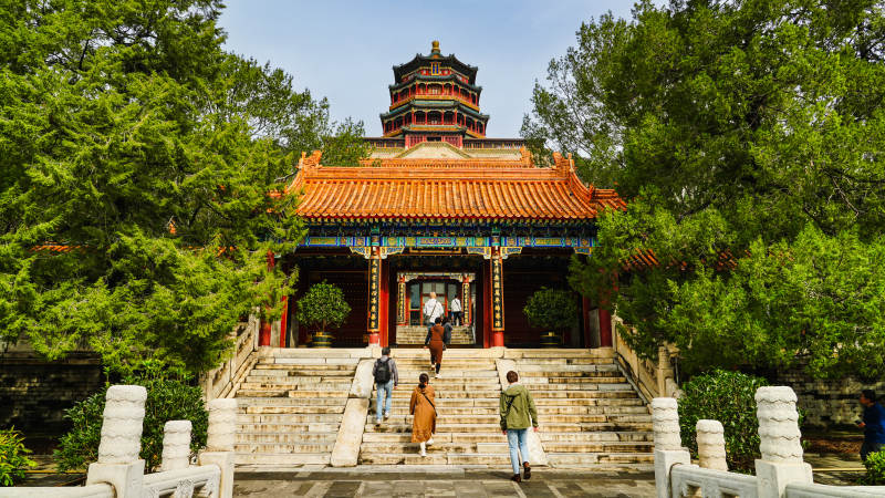 颐和园佛香阁门前游人行