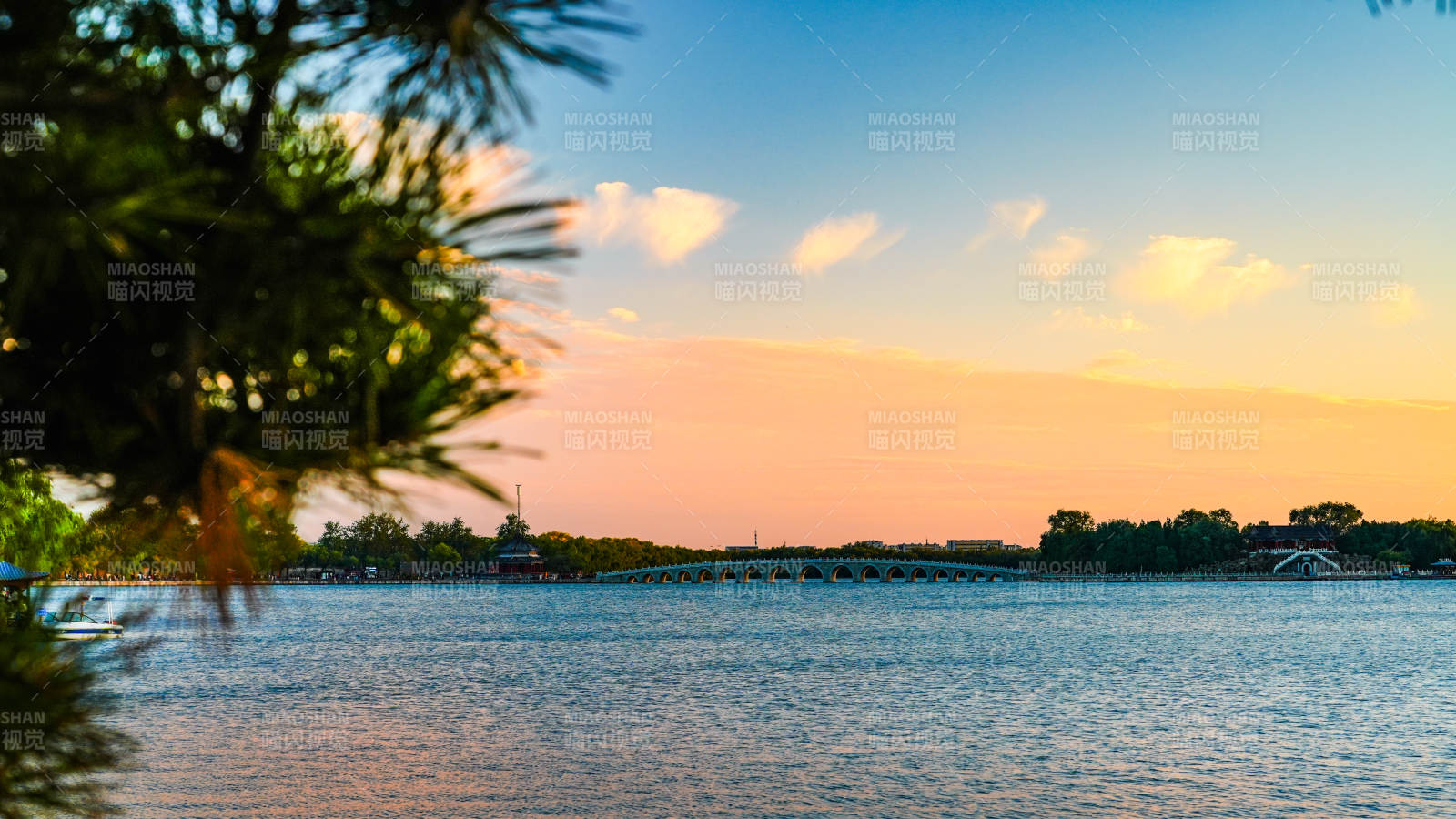 颐和园昆明湖畔黄昏美景