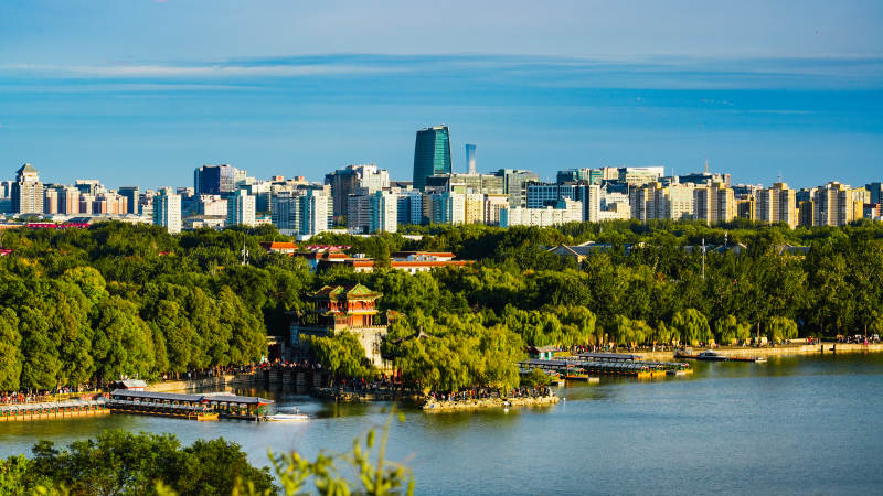 颐和园昆明湖畔城市风光