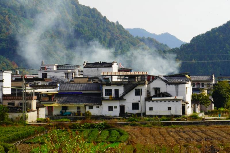 山村炊烟袅袅位于黄山市塔川村