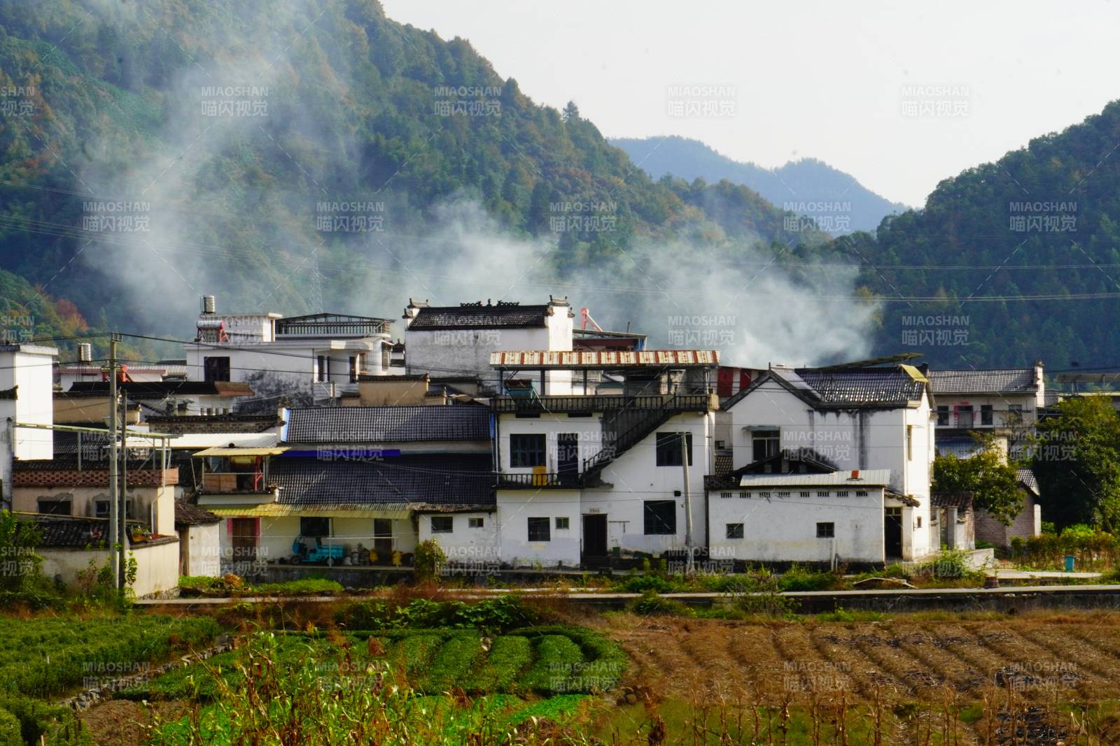 山村炊烟袅袅位于黄山市塔川村