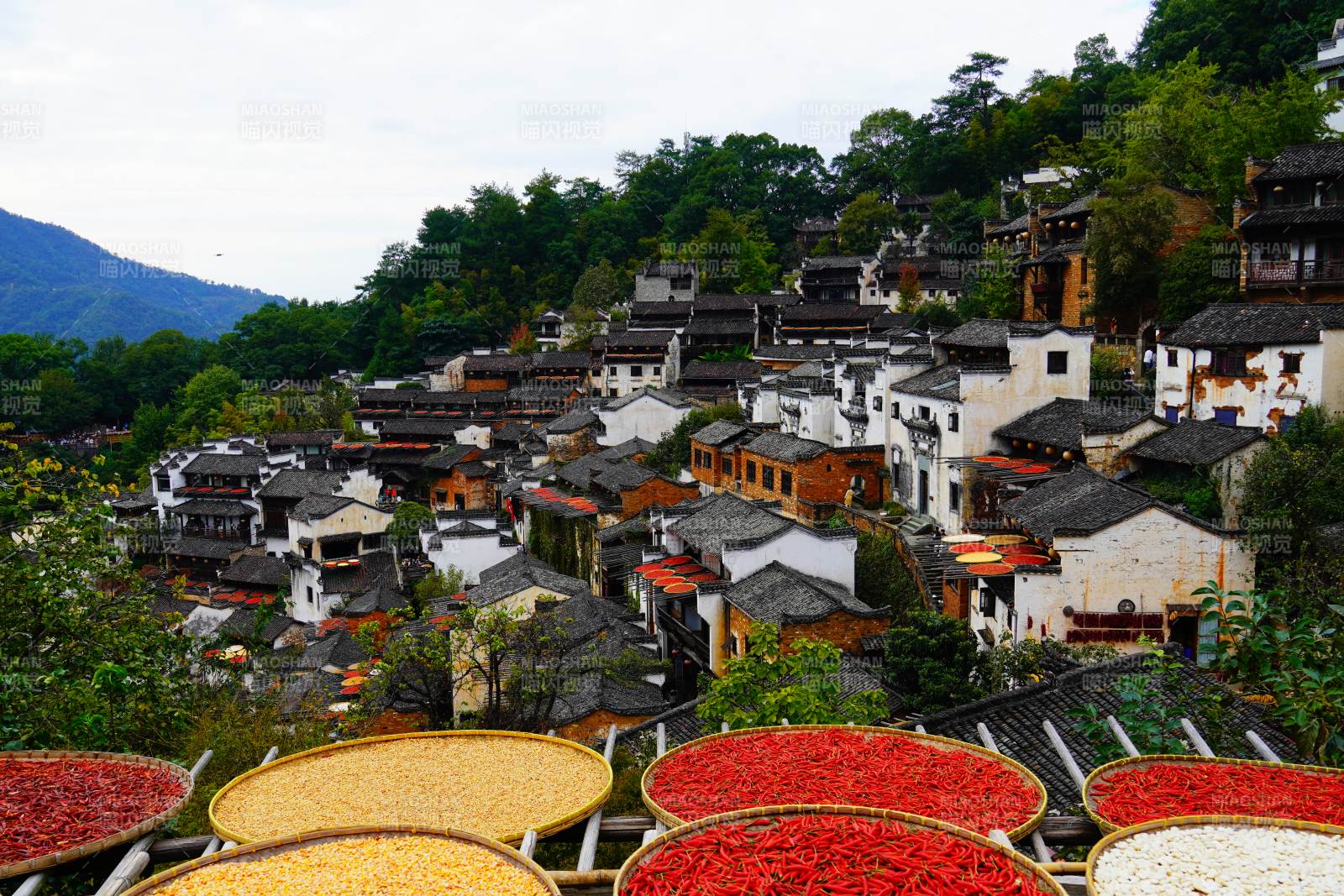 古村晒秋景位于江西婺源篁岭