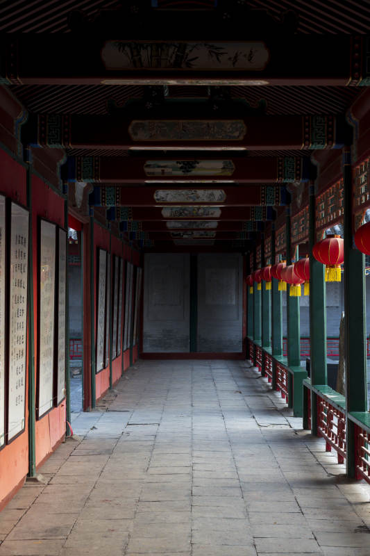 白云观古廊幽深 红灯映影