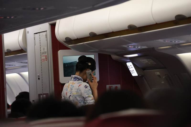 飞机上的乘客与乘务员