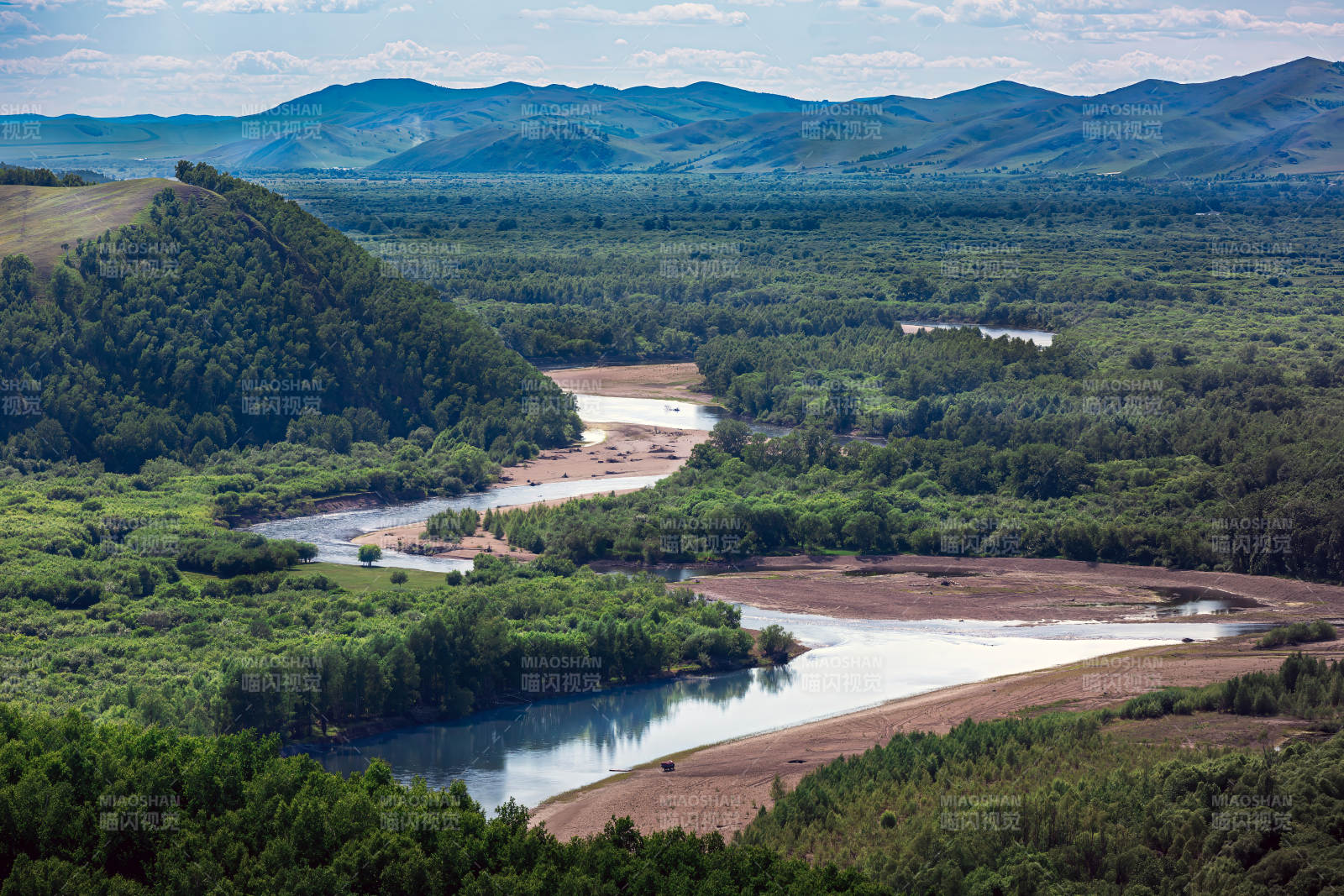 呼伦贝尔山水相依绿意盎然