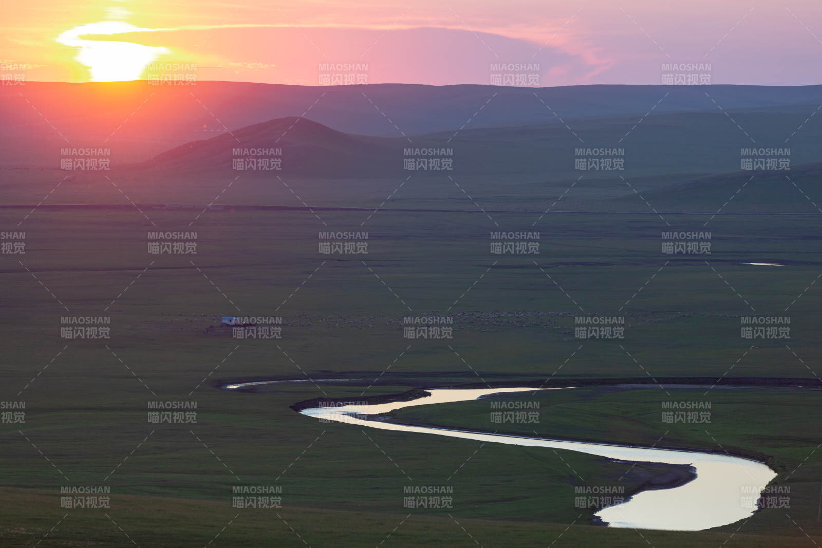 呼伦贝尔草原日落蜿蜒河