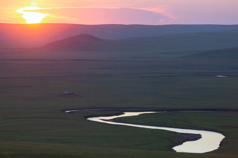 呼伦贝尔草原日落蜿蜒河