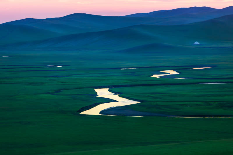呼伦贝尔草原上的蜿蜒河流