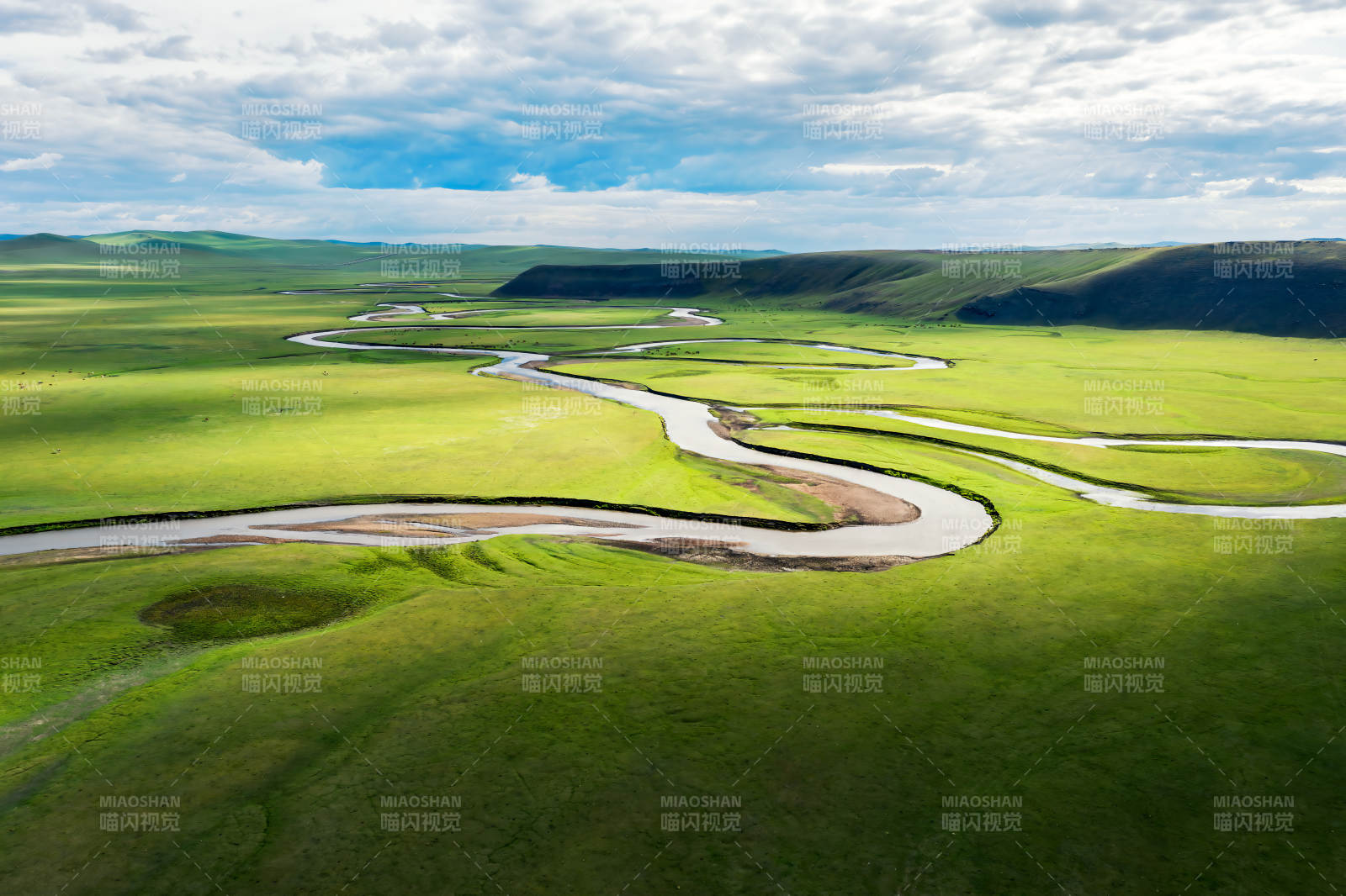 呼倫貝爾蜿蜒河流綠野間