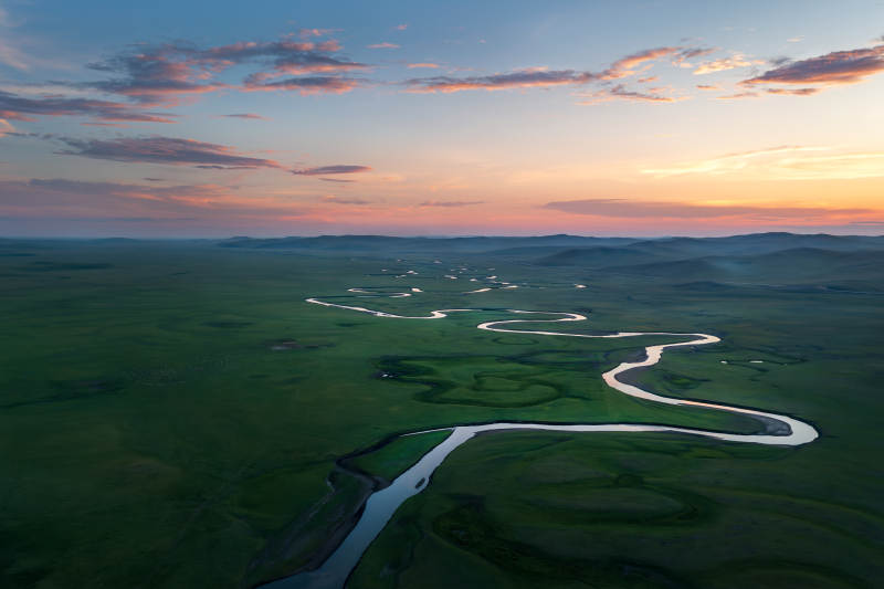 呼伦贝尔草原夕照蜿蜒河