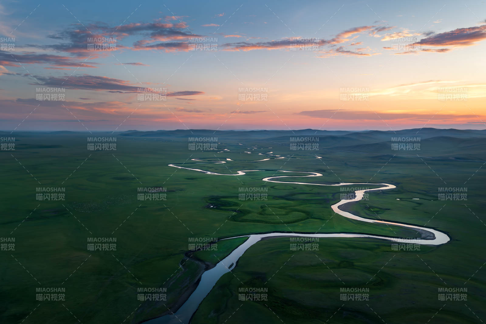 呼伦贝尔草原夕照蜿蜒河