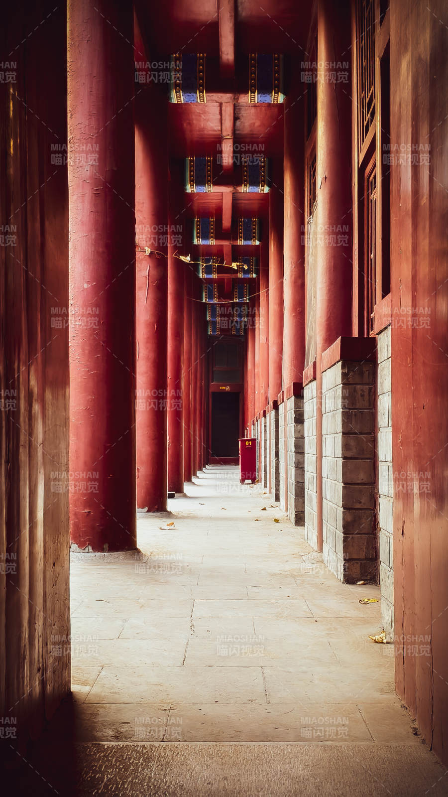 白云观红柱长廊深邃静谧