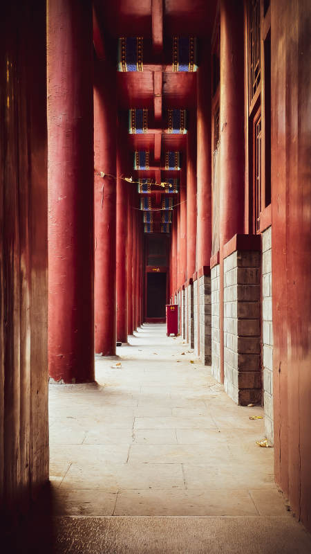 白云观红柱长廊深邃静谧