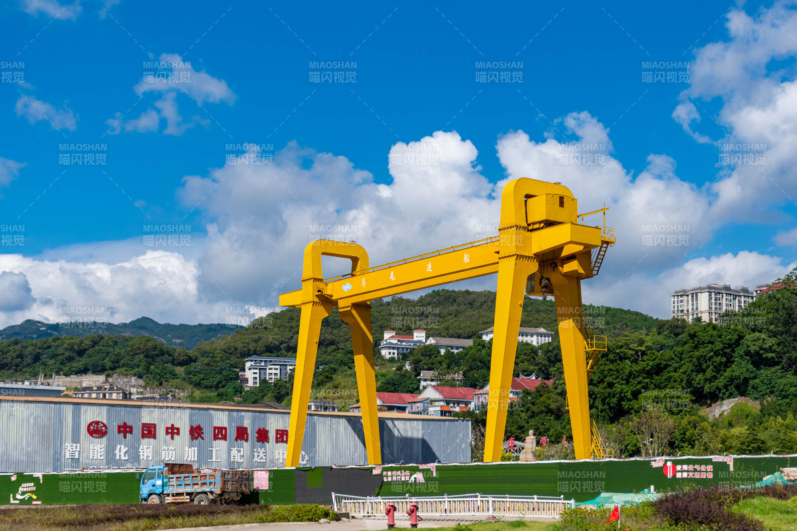 黃色起重機藍天白云